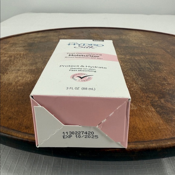 Schick Hydro Silk Moisturizer Post Dermaplaing SPF 50+ 3 fl oz Tube Exp 10/25 - Picture 5 of 7